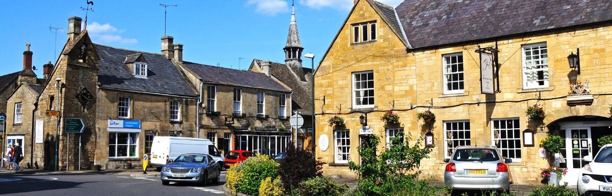 The White Hart Royal Hotel on the corner of High Street and Oxford Street, Moreton-in-Marsh, Cotswolds, Gloucestershire, England, UK.